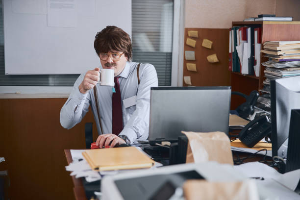 커피를-마시며-일하는-사람