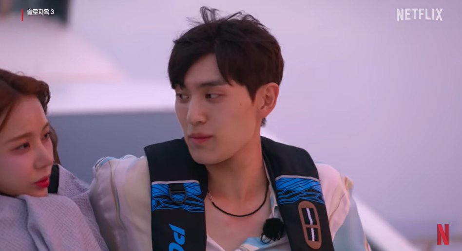 솔로지옥3-
보트위 담요를 어깨까지 감싸고 바다를 바라보는 김규리와 파란색 구명조끼를 입고 김규리를 바라보는 최민우