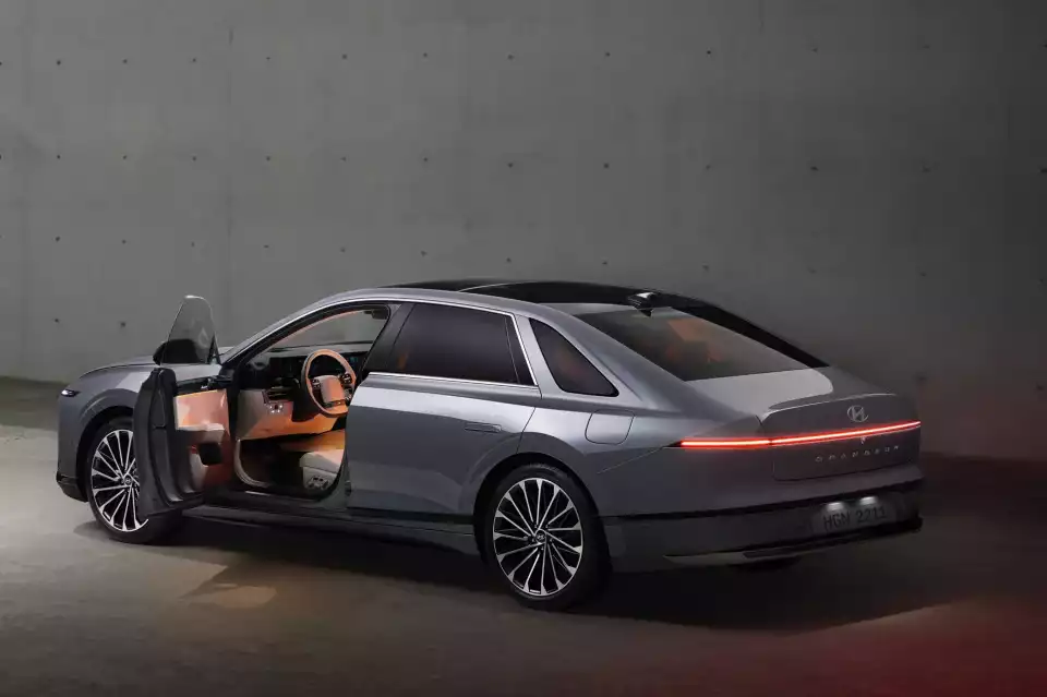 그랜저에 PHEV를 시도한다는 내용이 돌았습니다.