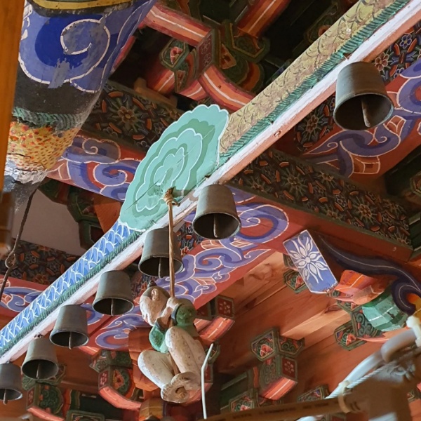 영지사 대웅전 악착보살