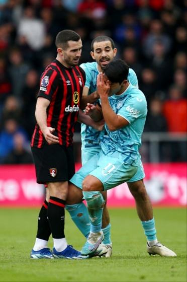 본머스팀의 반칙을 유도한 황희찬