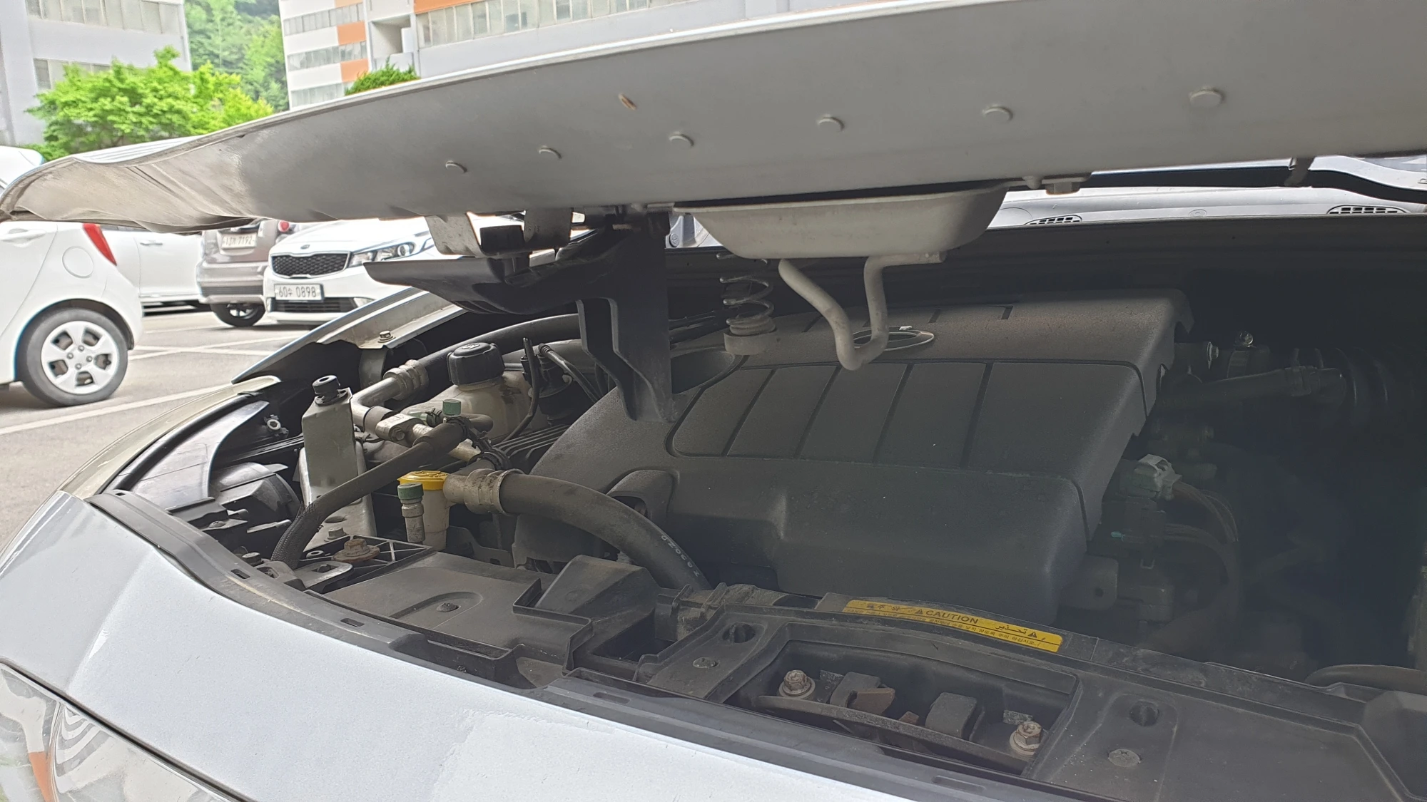 본넷 닫는 모습