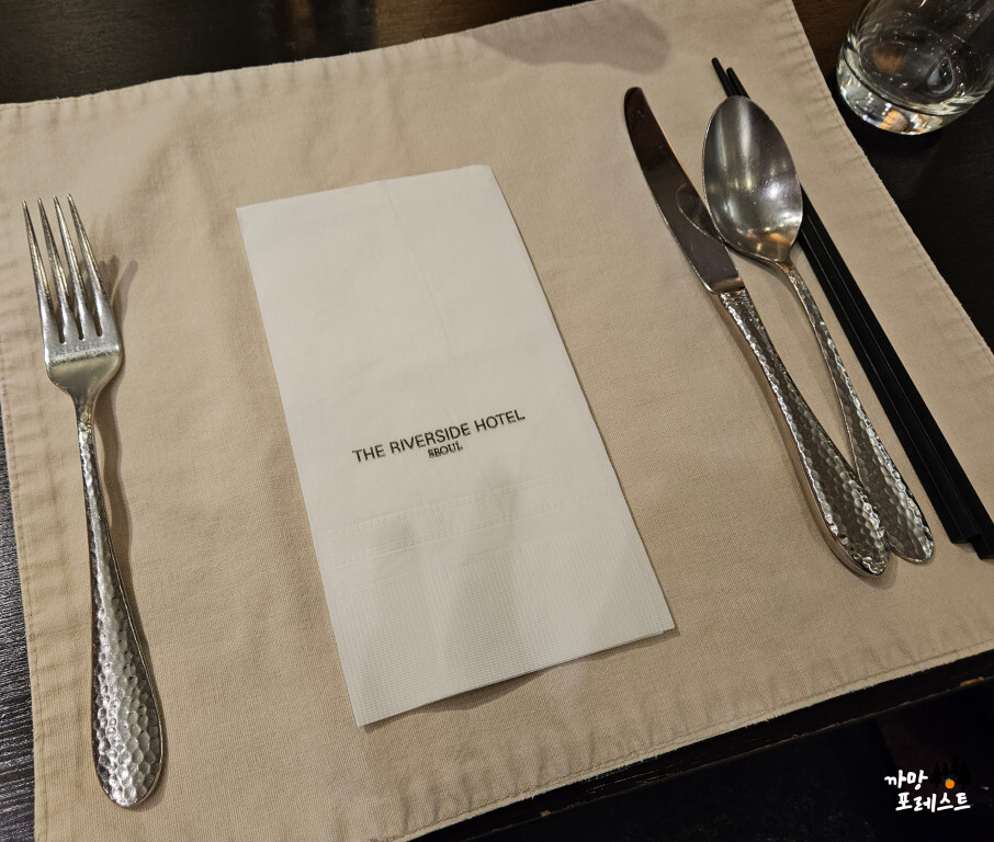 더 리버사이드 호텔 뷔페 식기 세팅