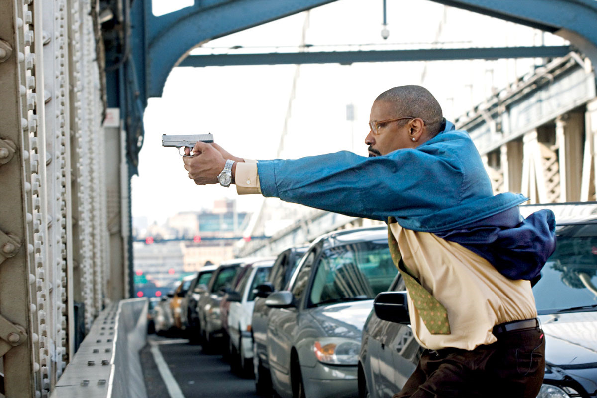 총을 들고 납치범을 향해 총구를 겨누는 가버의 모습.