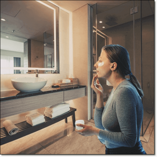 태반 추출물 함유 크림 바르는 여성