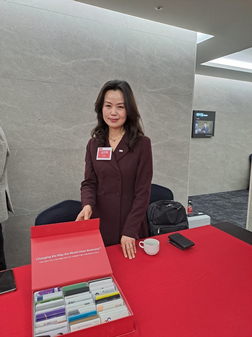 뉴스킨 화장품 전문분야 김선희 대표님께서 회의실 입구에서 멤버들을 만날 준비를 하고 있습니다.