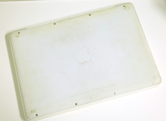 맥북-흰둥이-바닥상태