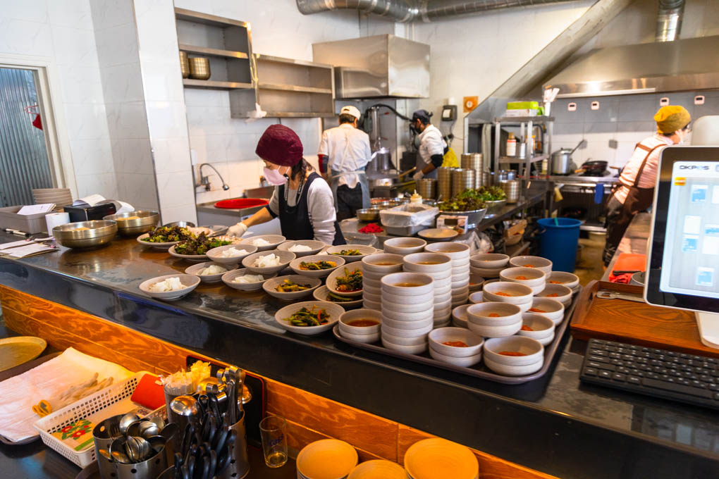 속초 남경막국수 본점 오픈 주방