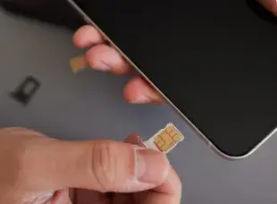 SKT 유심 무상 교체 과정을 보여주는 실제 유심 장착 모습. 유심 무료 교체 방법 중 하나로, 알뜰폰 사용자도 손쉽게 적용 가능