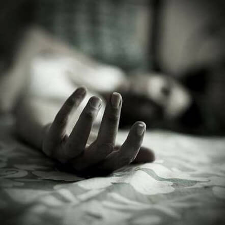 침대위에-확대된-손이-털썩-놓여있는-모습