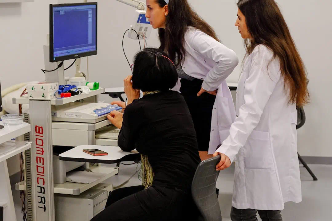 뇌경색 MRI를 확인하고 있는 의사들