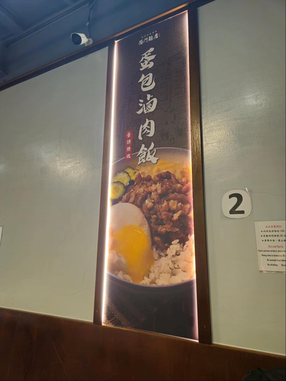 음식 사진이 벽에 걸려 있다