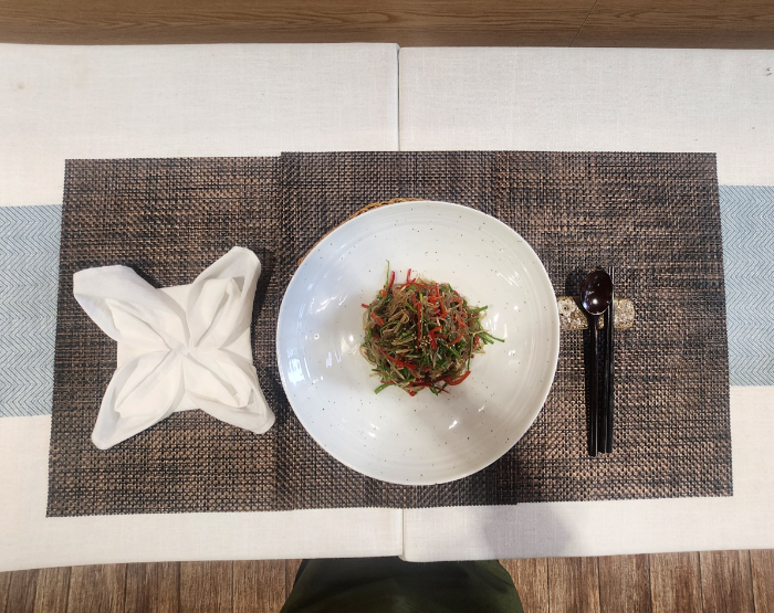 골고루 버무린 고추우엉잡채 그릇에 정갈하게 플레이팅