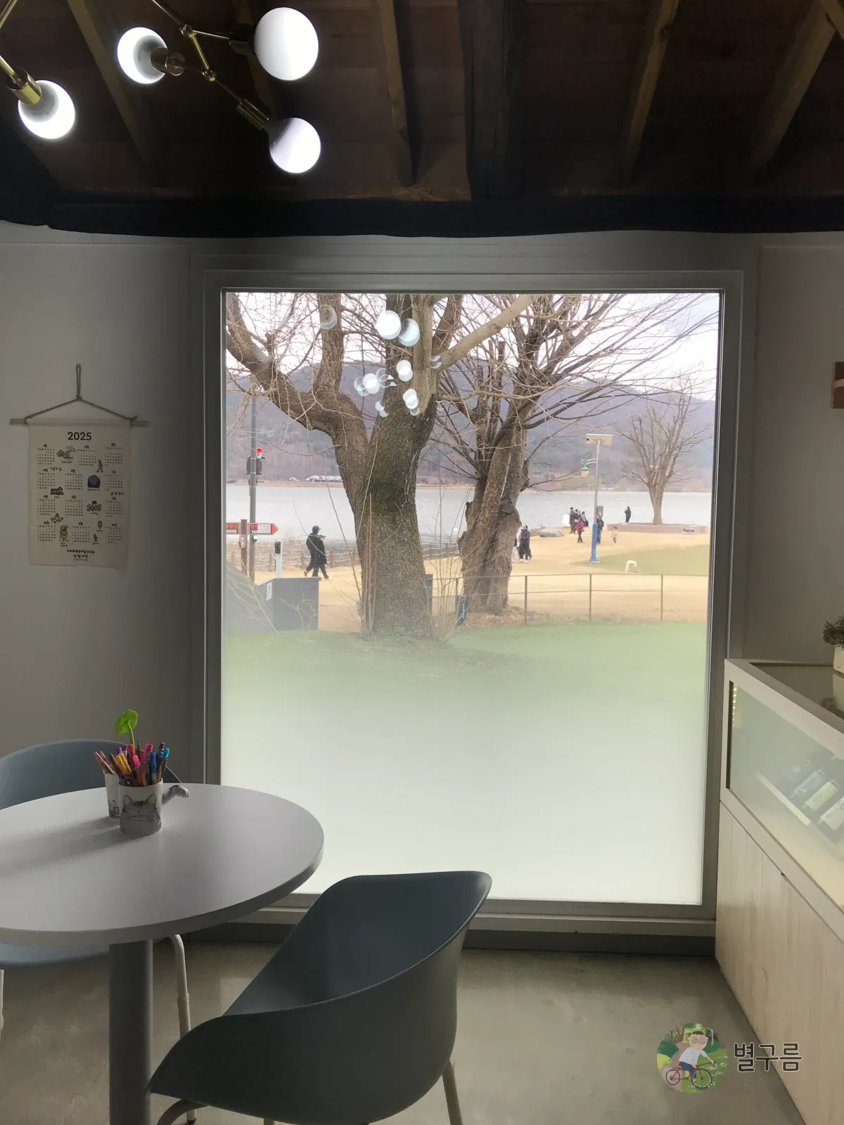 두물머리-관광안내소-대형-창문-밖으로-사람들이-보인다