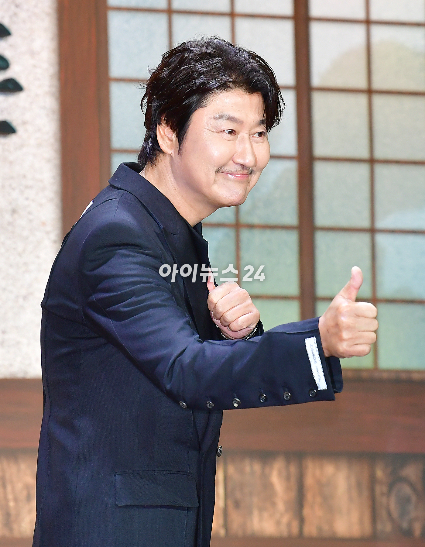 배우 송강호가 8일 오전 서울 강남구 인터컨티넨탈 파르나스에서 열린 디즈니+ '삼식이 삼촌' 제작발표회에서 포토타임을 갖고 있다. [사진=곽영래 기자]