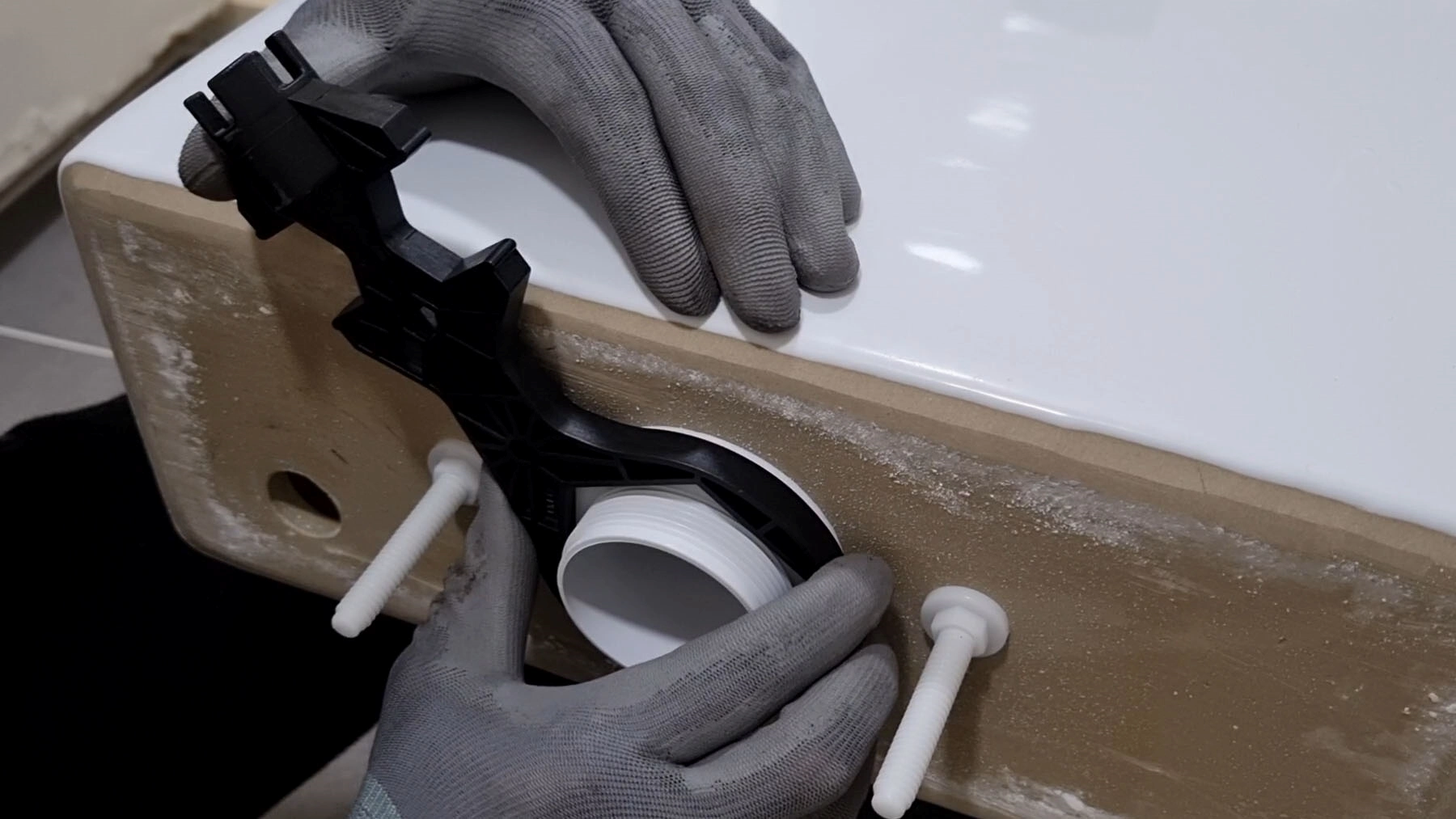 양변기 렌치 사용 모습