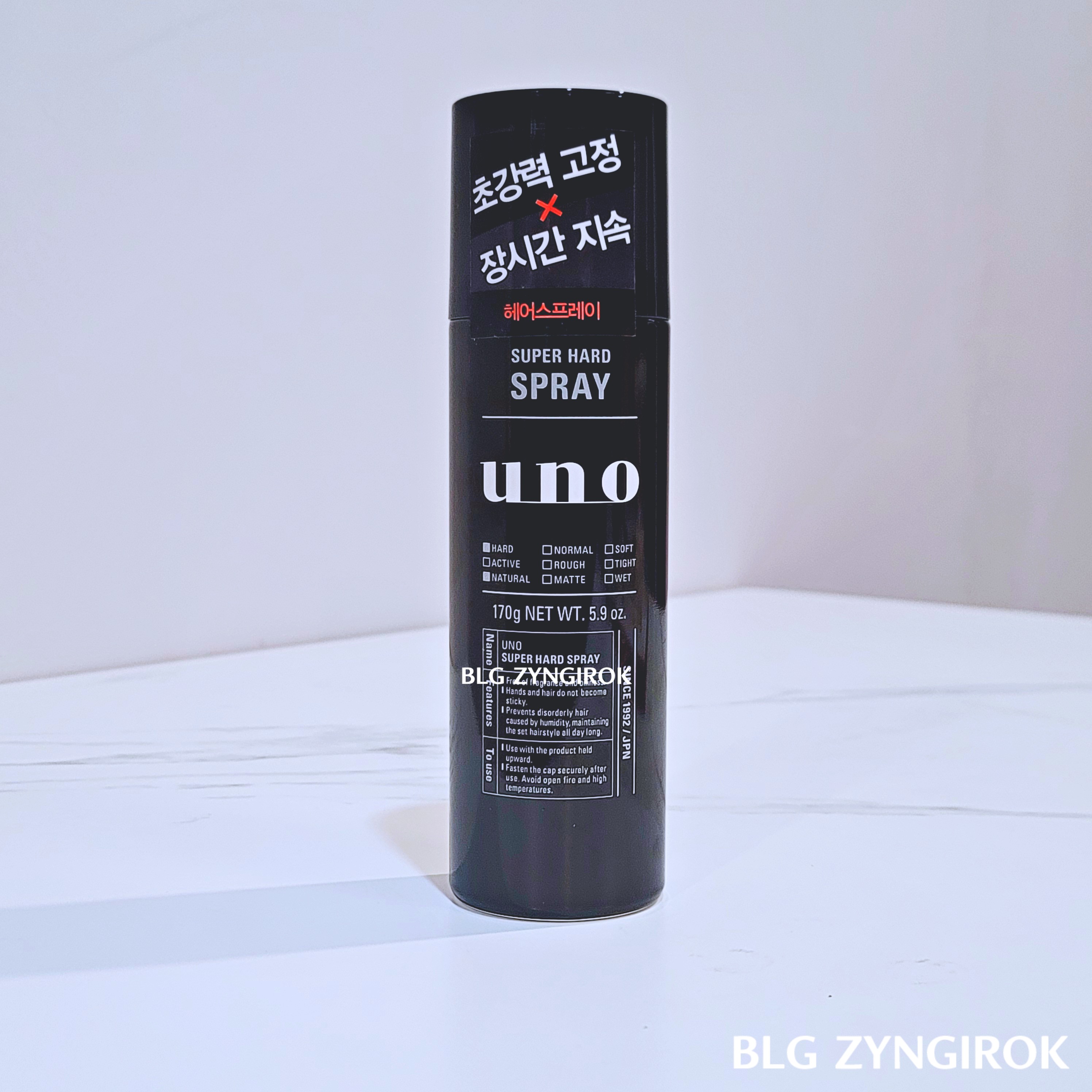 UNO 수퍼 하드 스프레이가 테이블 위에 놓여있는 모습이다.