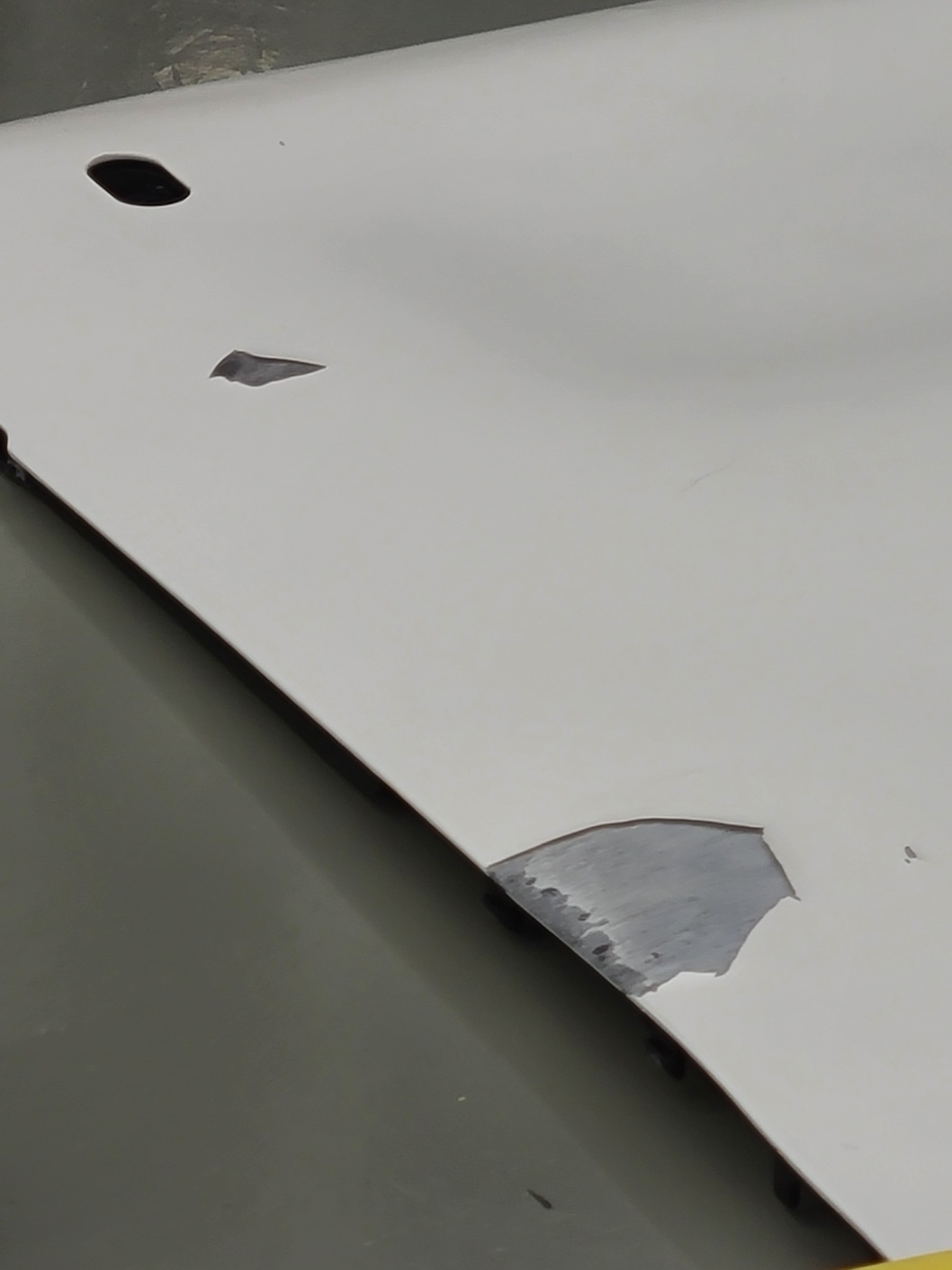 LG노트북 바닥면 부풀어 오름 현상 벗겨진 페인트 2