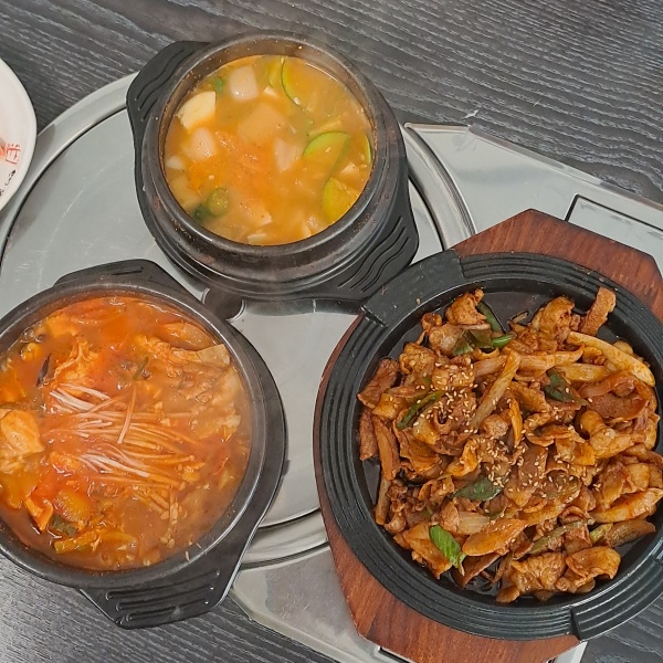 순부두-된장-제육볶음이 테이블에 준비되어 있습니다.