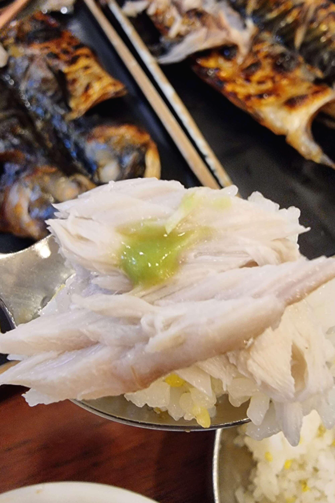 숟가락에 고등어 살을 올렸습니다.