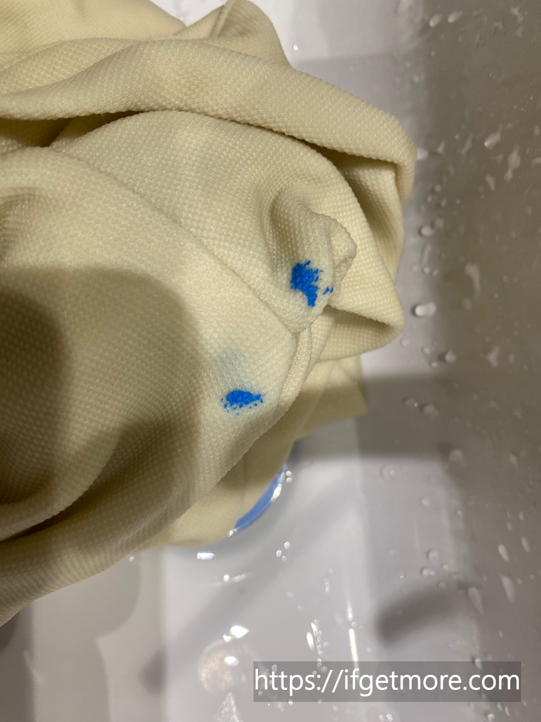 아크릴 물감이 묻은 옷