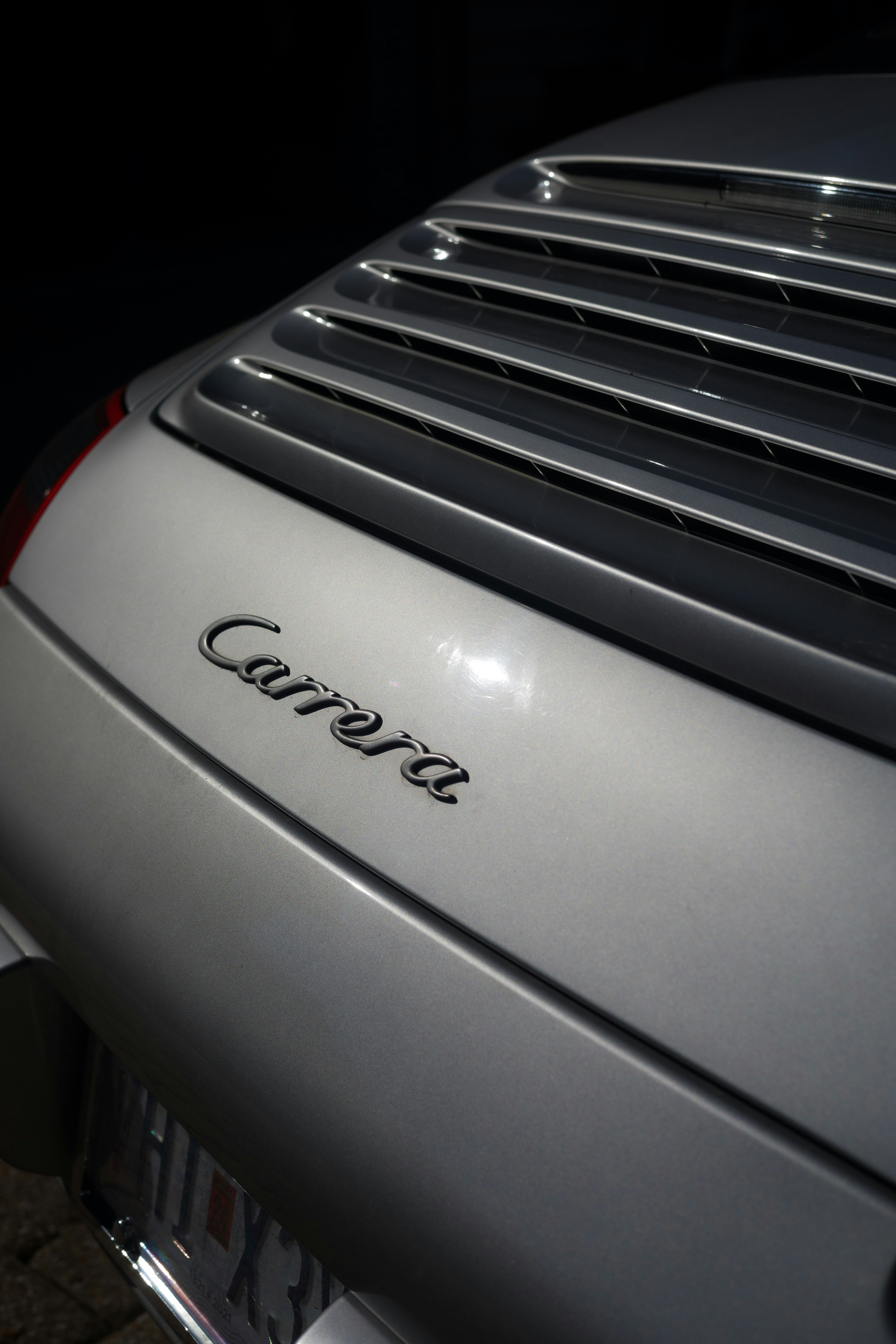 에어컨 작동 중 냄새로 인해 코를 막는 장면