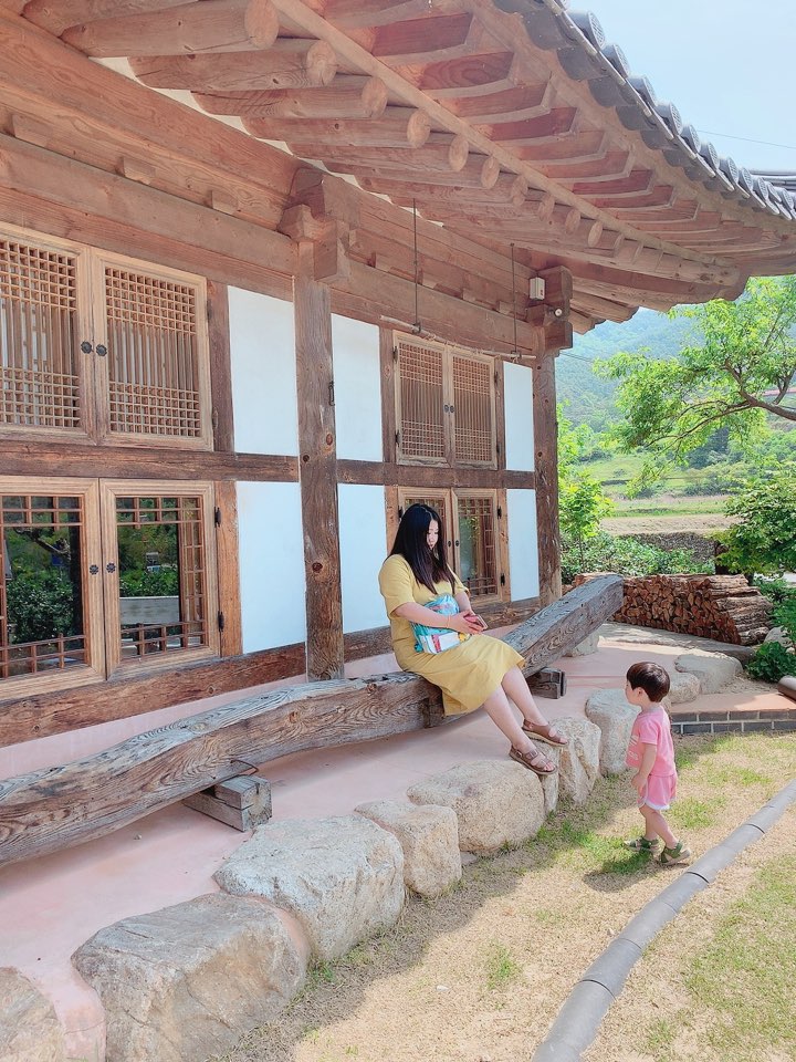 한옥아래서 엄마찾는 하