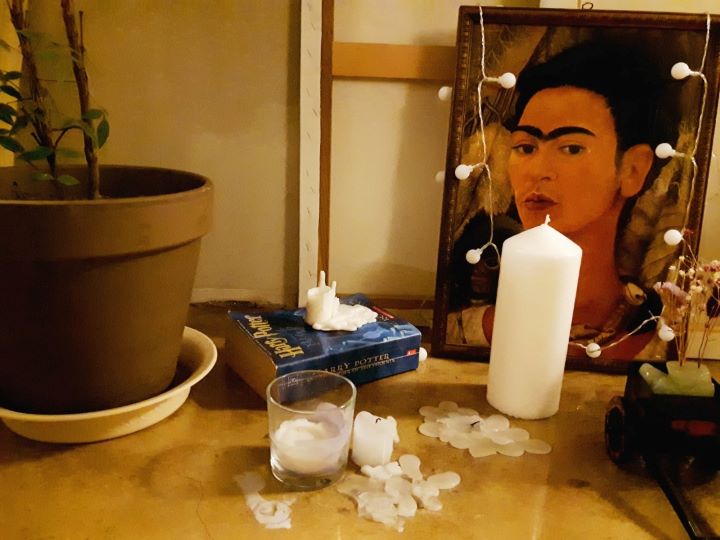 바닥에-화분옆-촛농으로-꾸며진-소품-인테리어