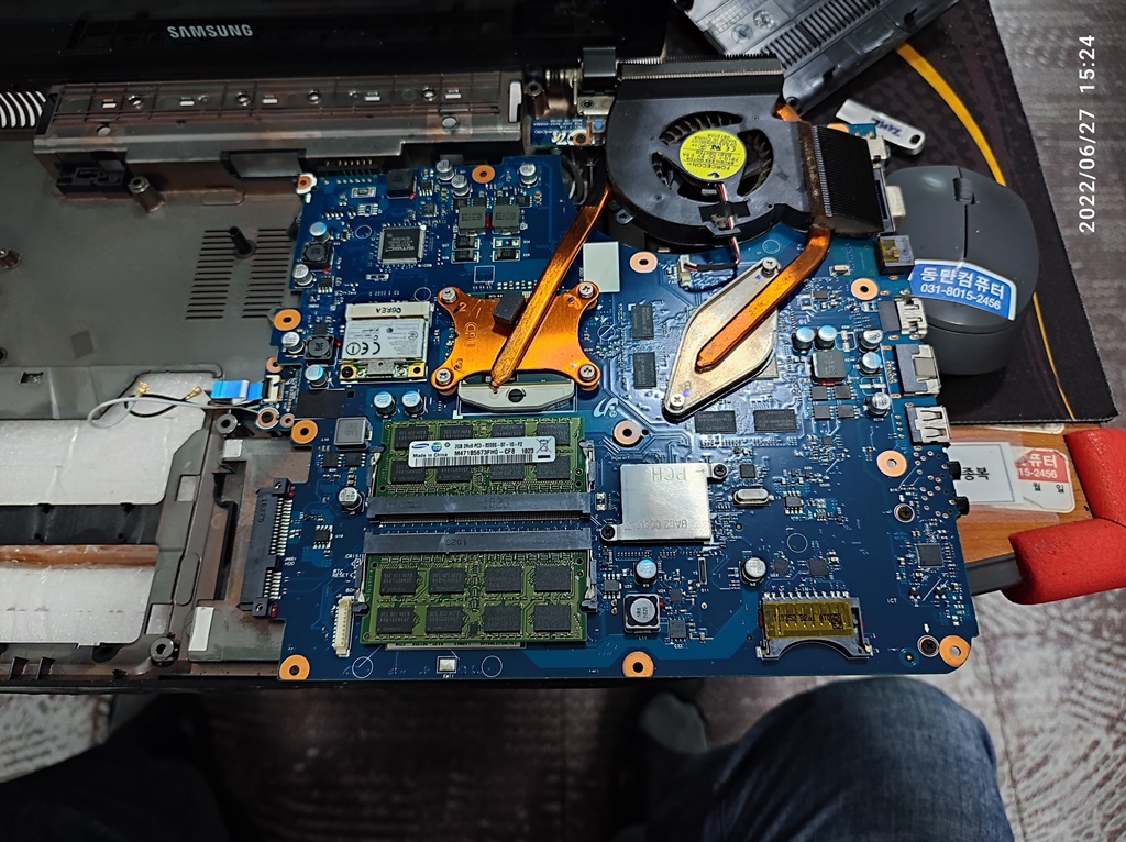 노트북 메인보드를 분리 중
