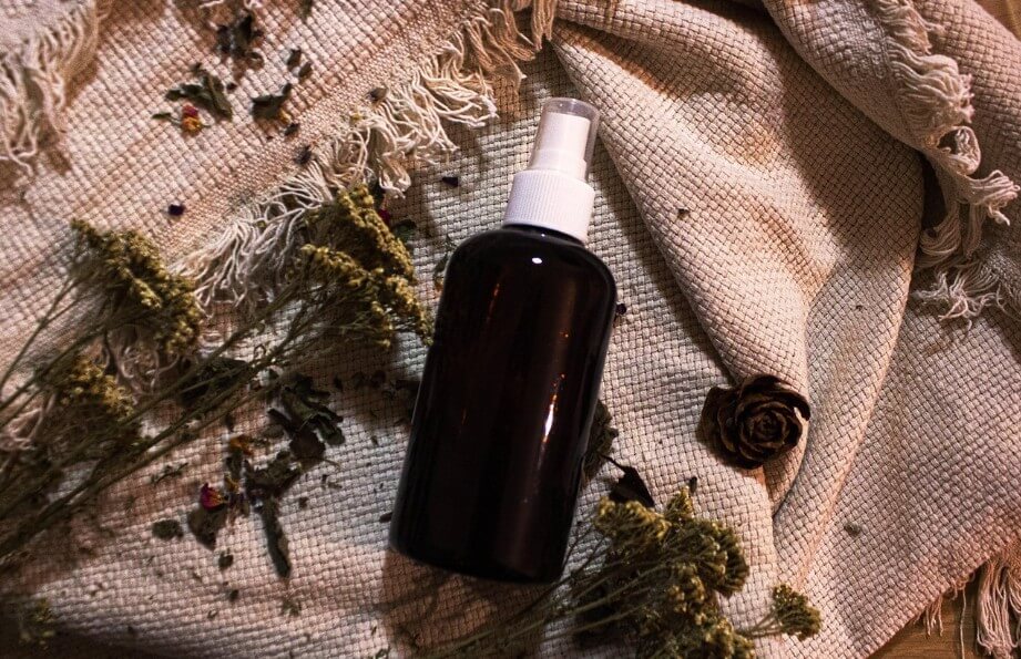 바닥에 놓여 있는 오일