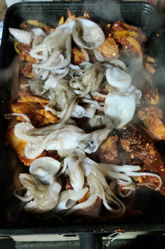 어느정도 삼겹살을 볶아준후 쭈꾸미 투하