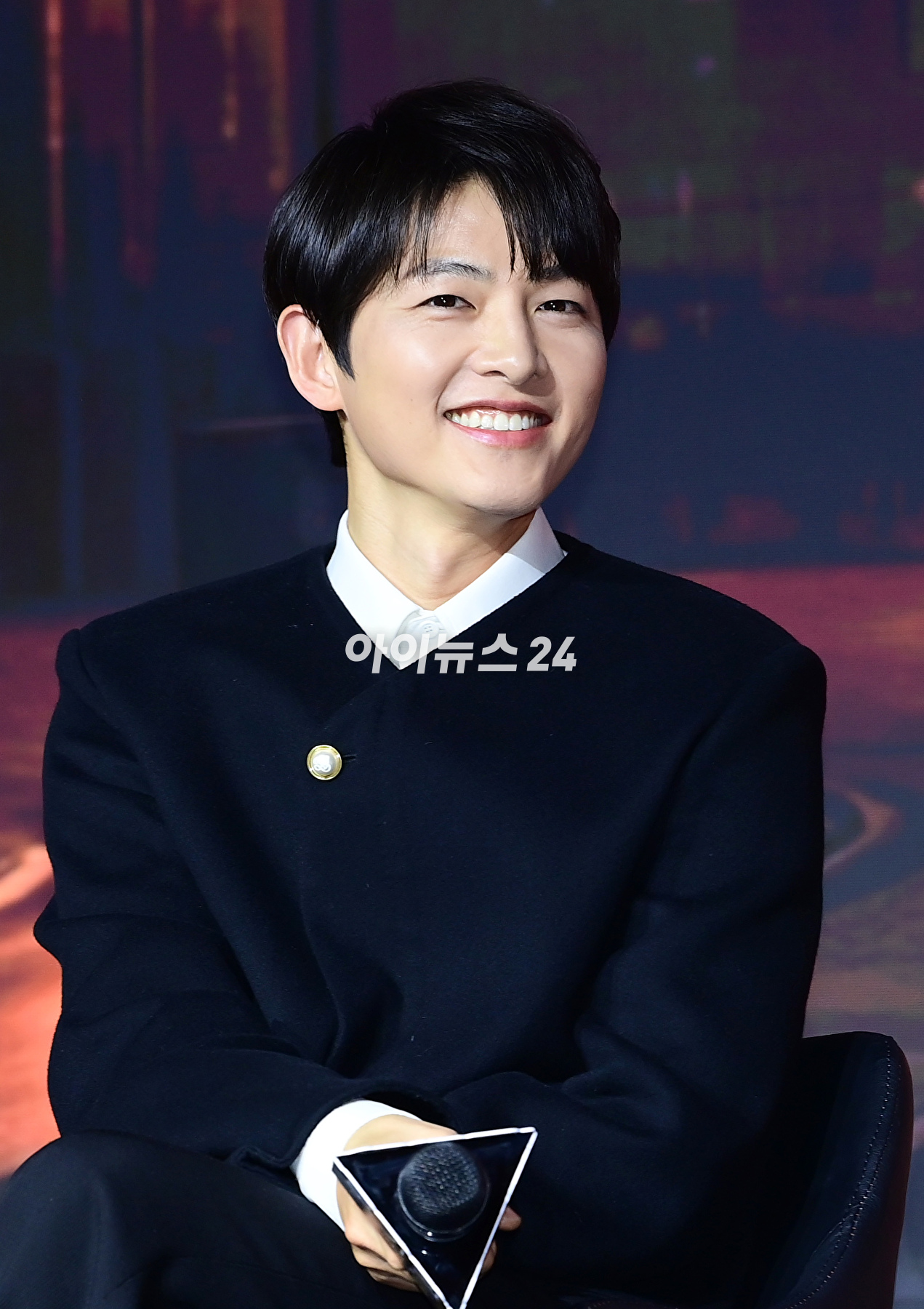 배우 송중기가 27일 오전 서울 마포구 마포동 호텔 나루 서울 엠갤러리에서 열린 넷플릭스 영화 &#39;로기완&#39;(감독 김희진) 제작보고회에 참석하고 있다. [사진=정소희 기자]