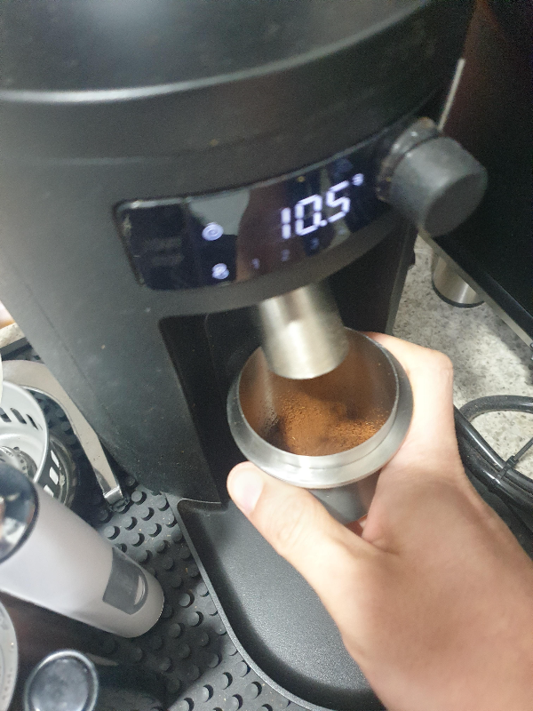 원두를 분쇄하는 모습. 10.5초 지나고 있다.