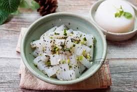 탱글탱글 식감 살려 무친 청포묵무침 완성 모습