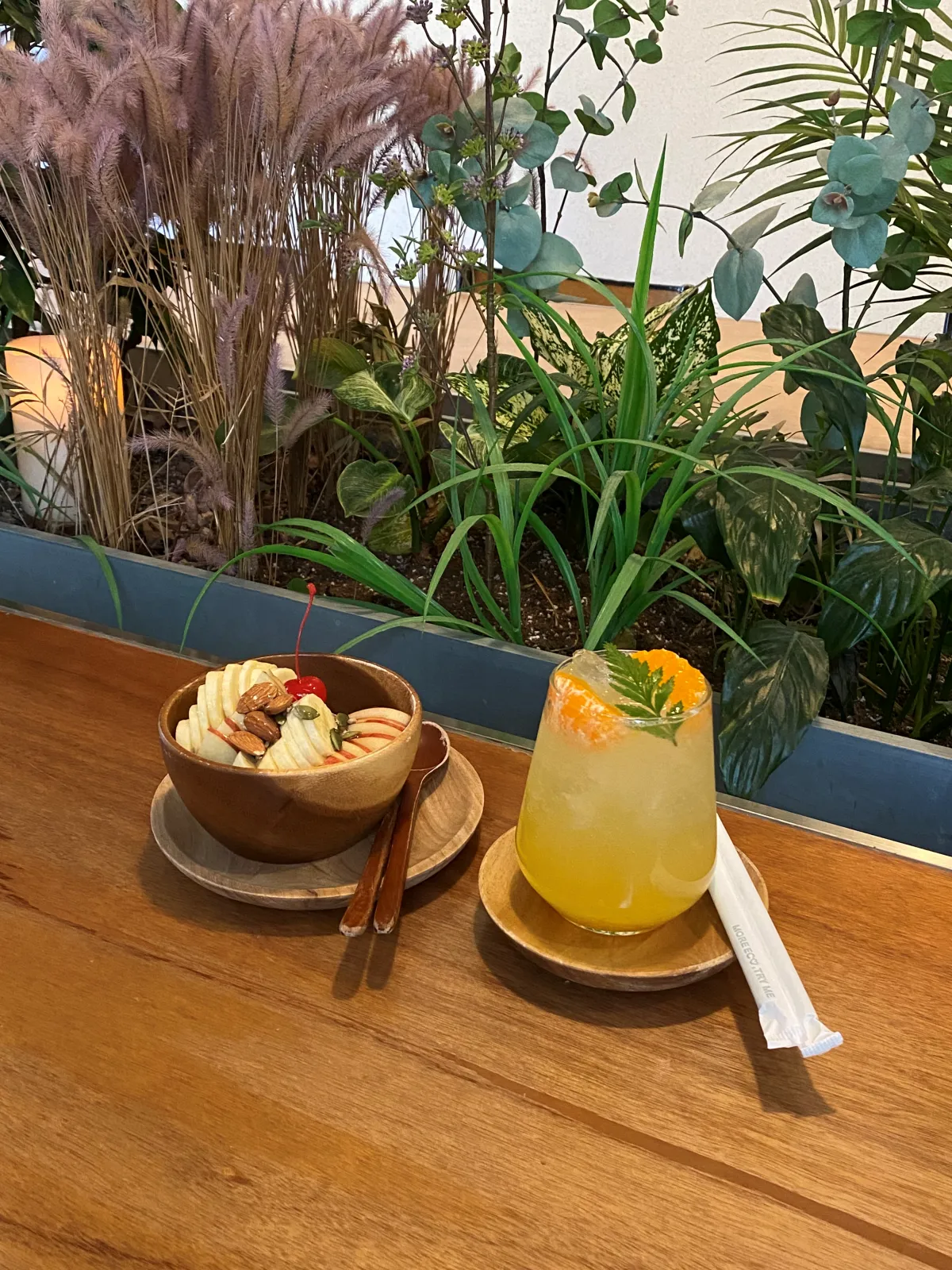 원목-그릇에-담긴-그릭요거트와-주스