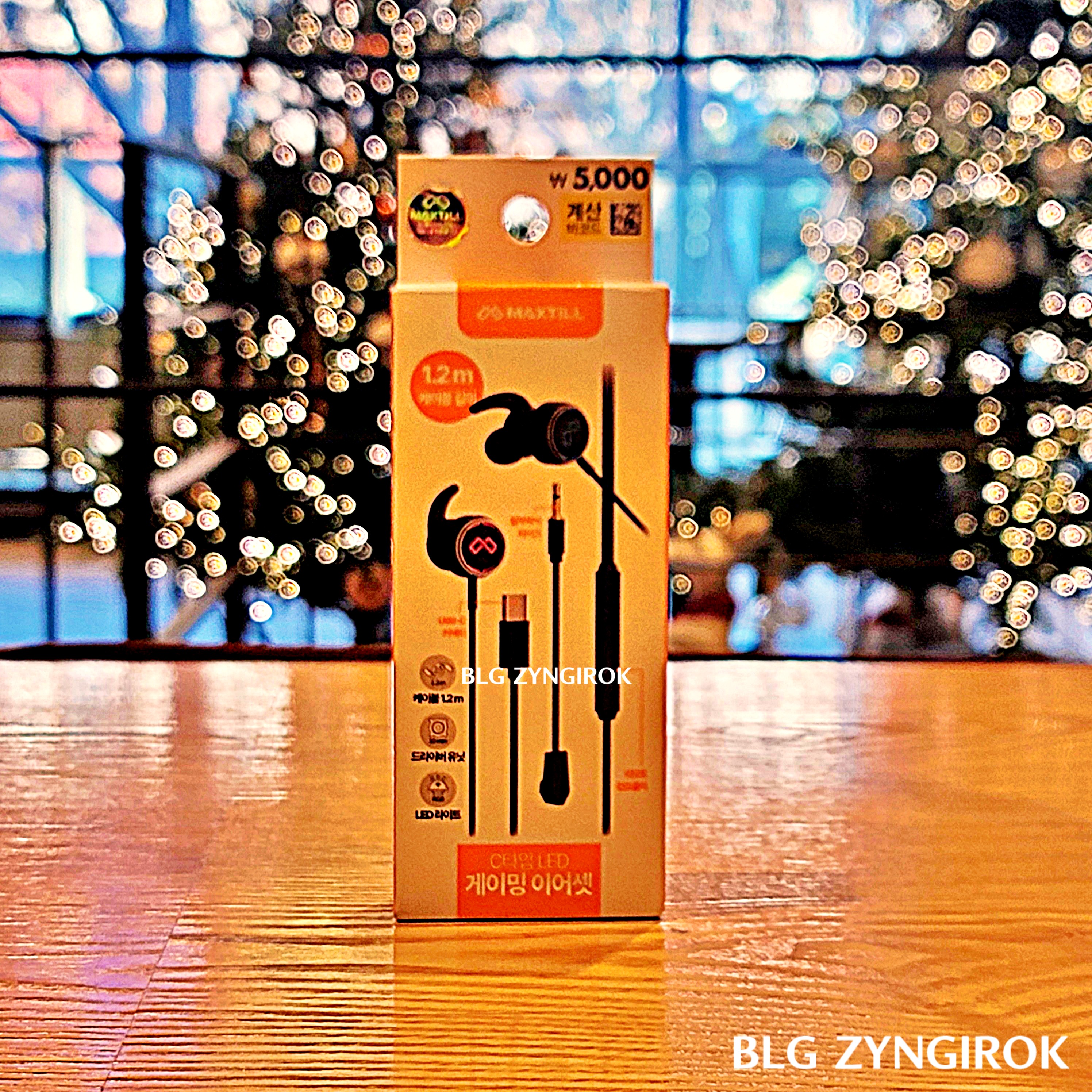 다이소 - MAXTILL 게이밍 이어폰 상자가 테이블 위에 놓여있다.