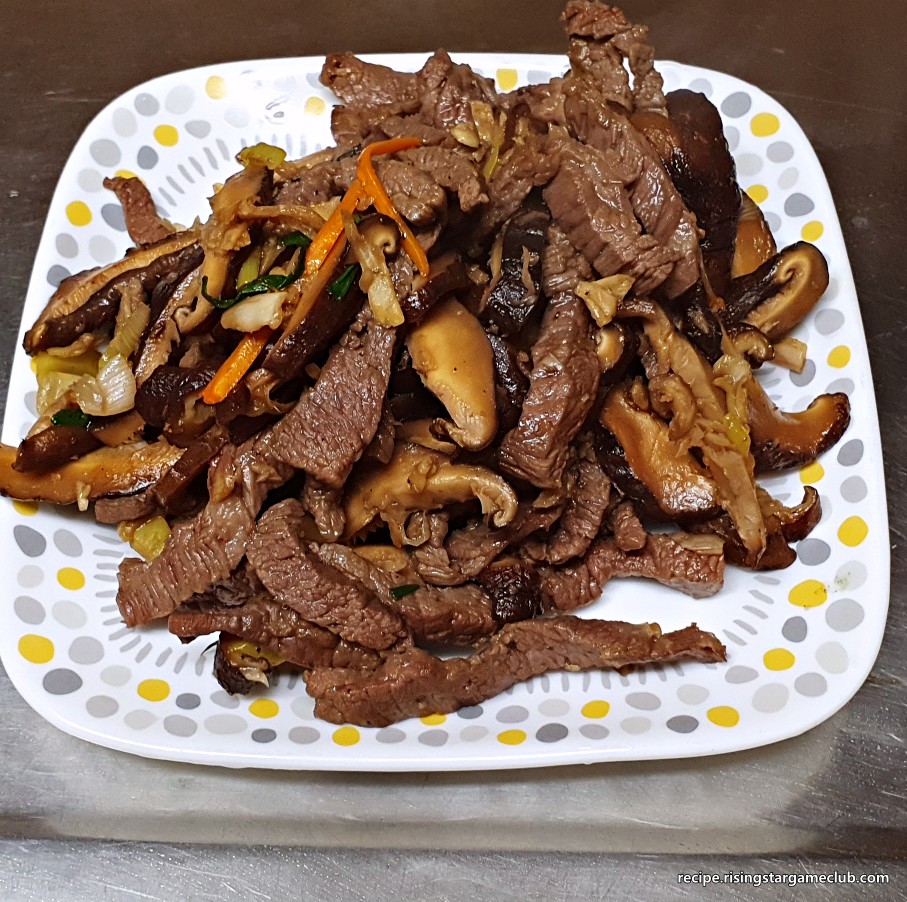 잡채에 고명으로 들어갈 표고버섯 소고기 볶음을 완성하여 접시에 담아 둔 사진