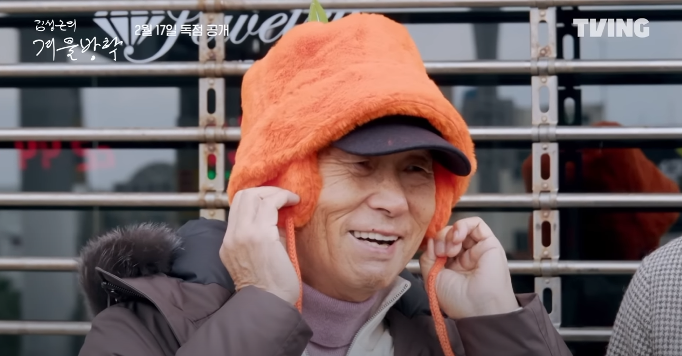 주황색 모자를 쓴 김성근 감독님이 환하게 웃고 있다.