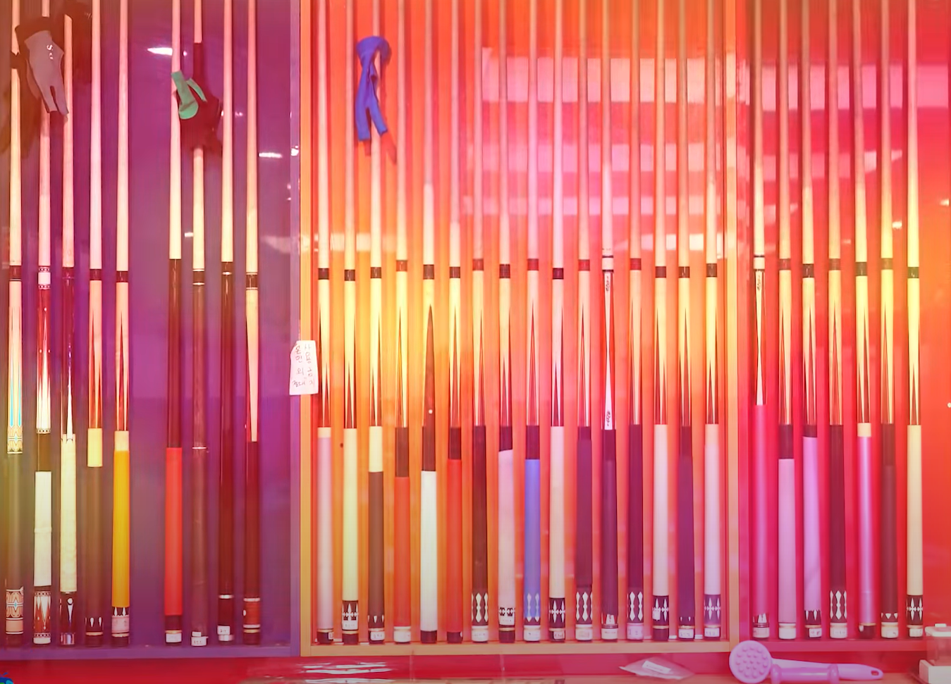 뉴코리아 당구클럽에 비치된 개인큐들 (출저 : 조이빌리아드 영상)