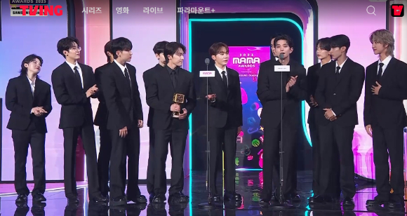 28일 일본 도쿄 도쿄돔에서 열린 '2023 MAMA AWARDS'(2023 마마 어워즈)에서 세븐틴이 수상소감을 이야기 하고 있다. [사진=Mnet 방송화면 캡처 ]