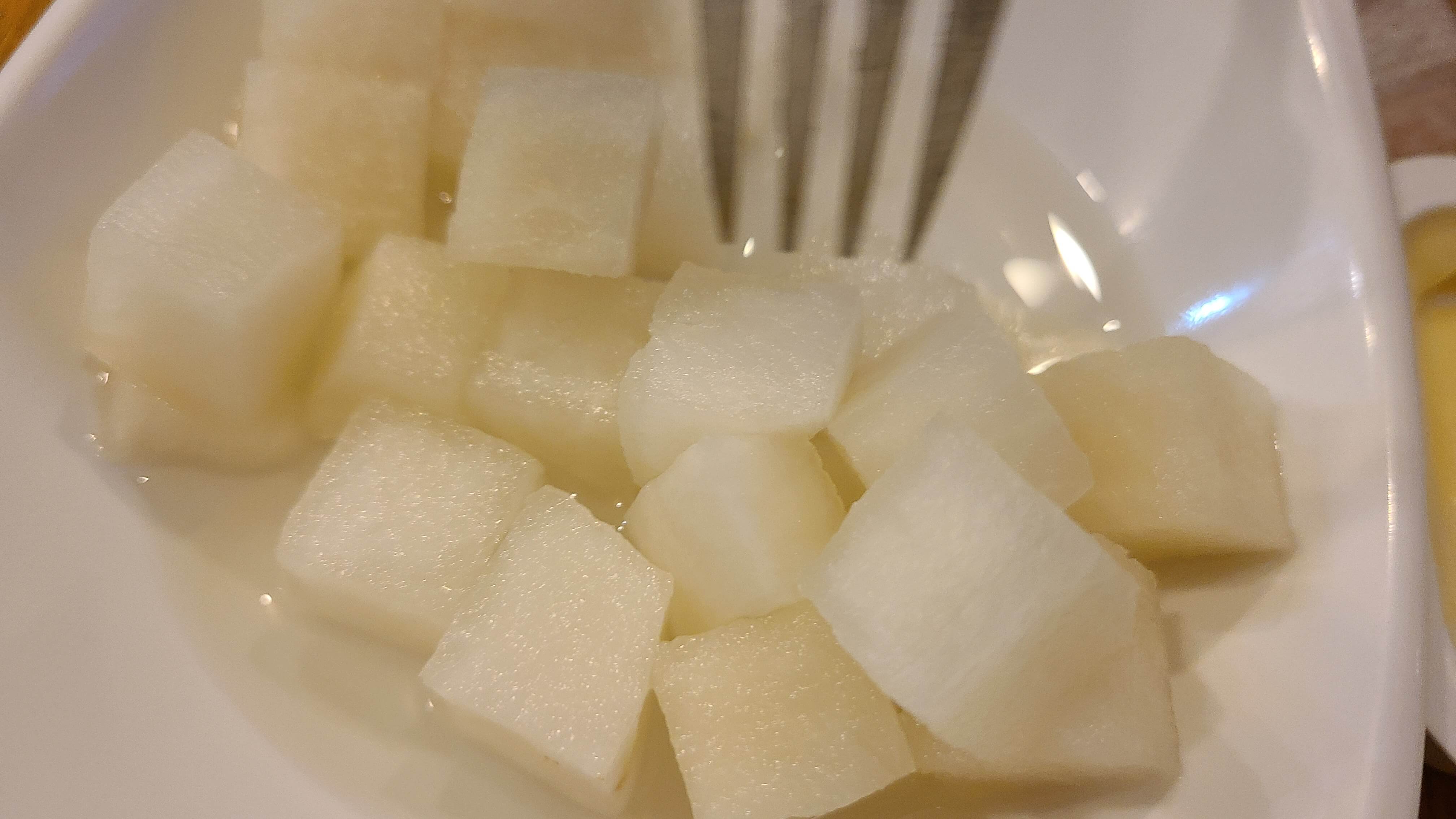 신통치킨-작전점-치킨무