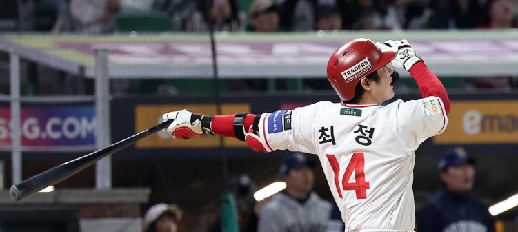 스윙하는 야구선수