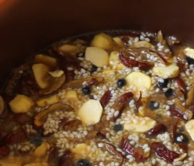 한국의 떡 종류 약밥-밥솥에 약밥 안치기