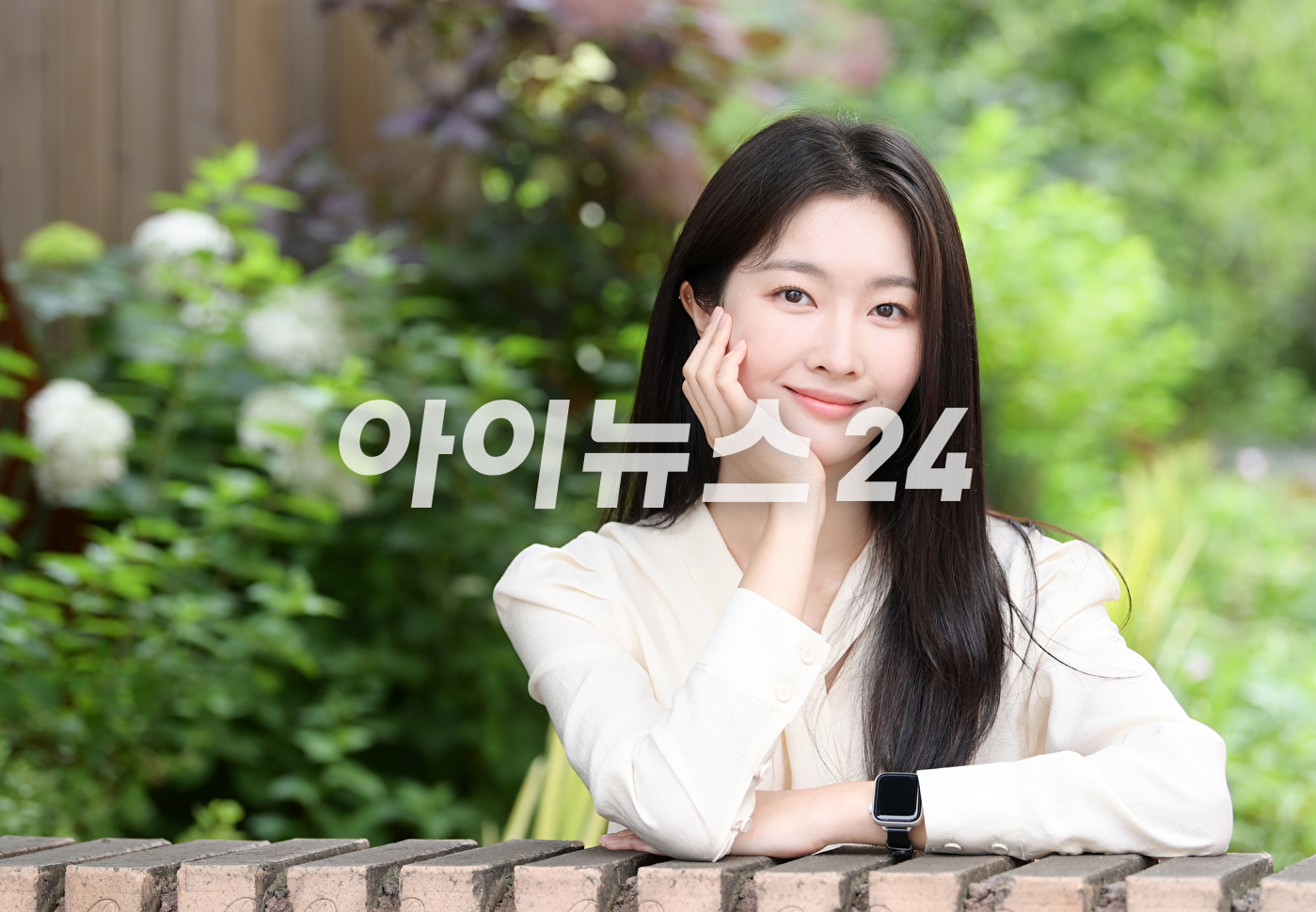 JTBC 수목드라마 '나쁜엄마'에서 '오하영' 역으로 활약한 배우 홍비라가 8일 서울 마포구 상수동에서 진행된 조이뉴스24와의 인터뷰에 앞서 포즈를 취하고 있다. [사진=정소희 기자]