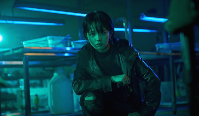 한쪽 무릎 꿇고 앉아 있는 정지소의 모습