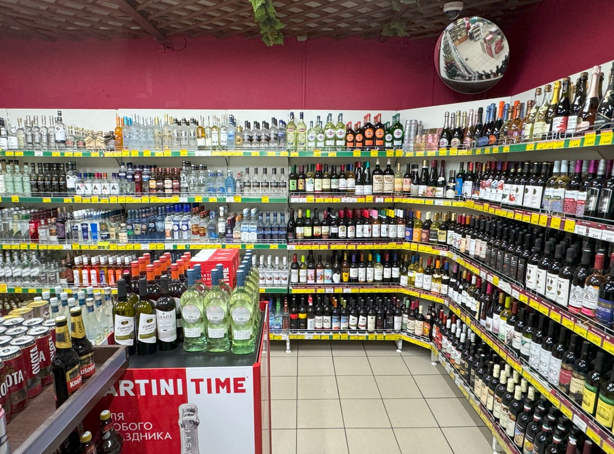 러시아 마트 다양한 술 사진