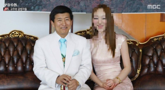 기독교복음선교회(JMS) 총재 정명석의 여신도 성폭행 공범으로 지목된 'JMS 2인자' 정조은(본명 김지선)씨에게 징역 7년이 선고됐다. 사진은 JMS 정명석 총재(왼쪽)와 2인자 김지선 씨. [사진=MBC 보도화면 캡처]
