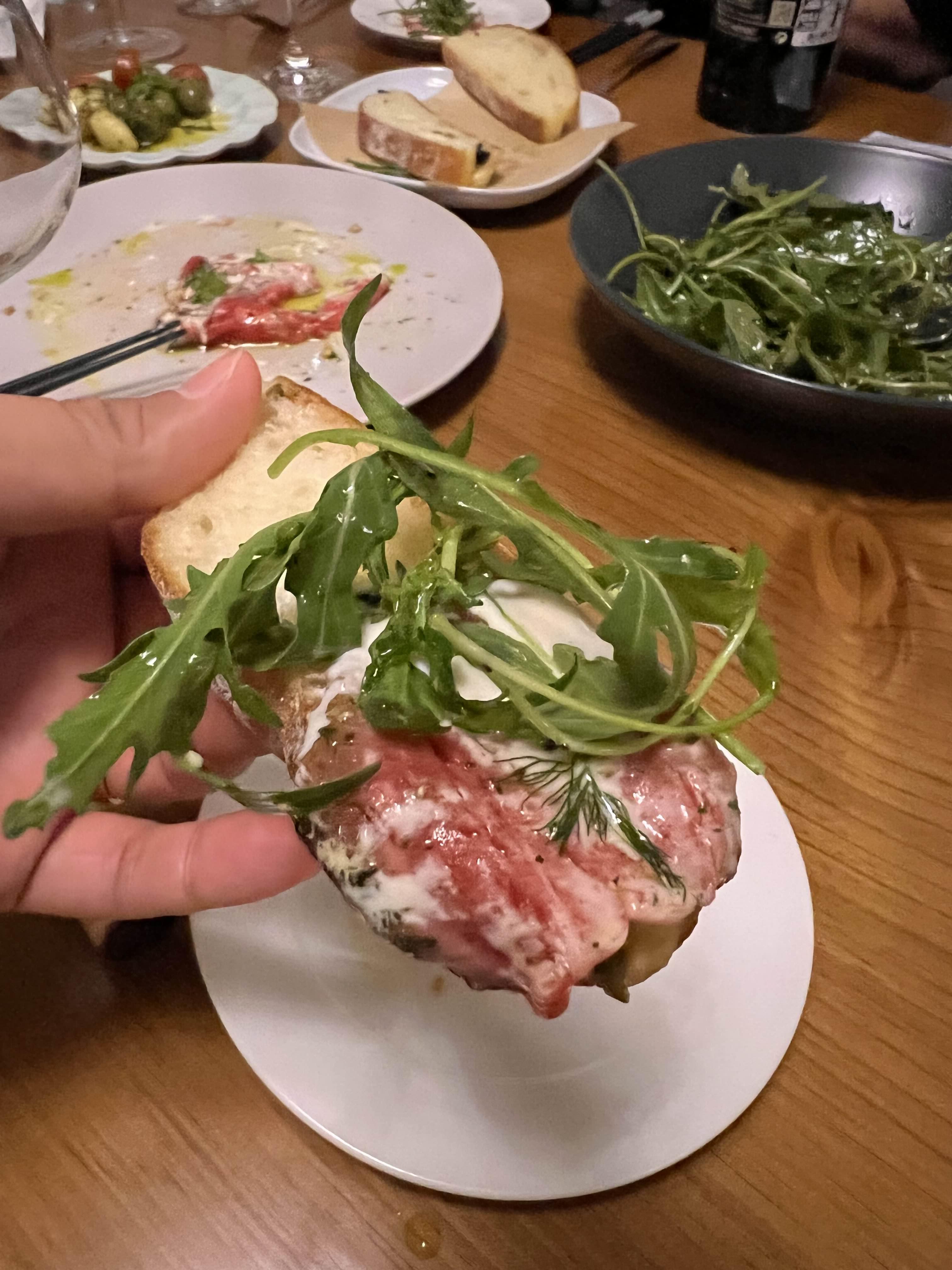 치아바타 빵 위에 카르파초와 루꼴라를 올려 함께 먹어도 맛이 좋다.