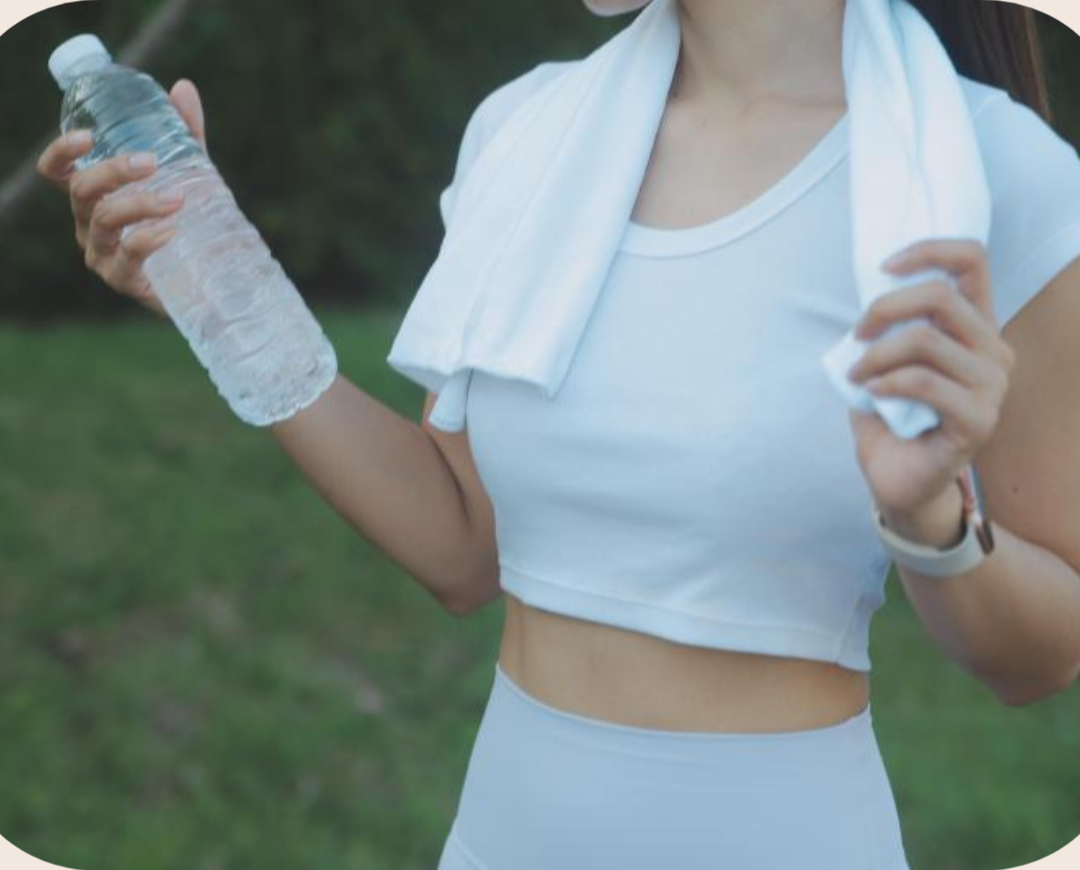 운동 중 물을 마시려고 들고있는 여성