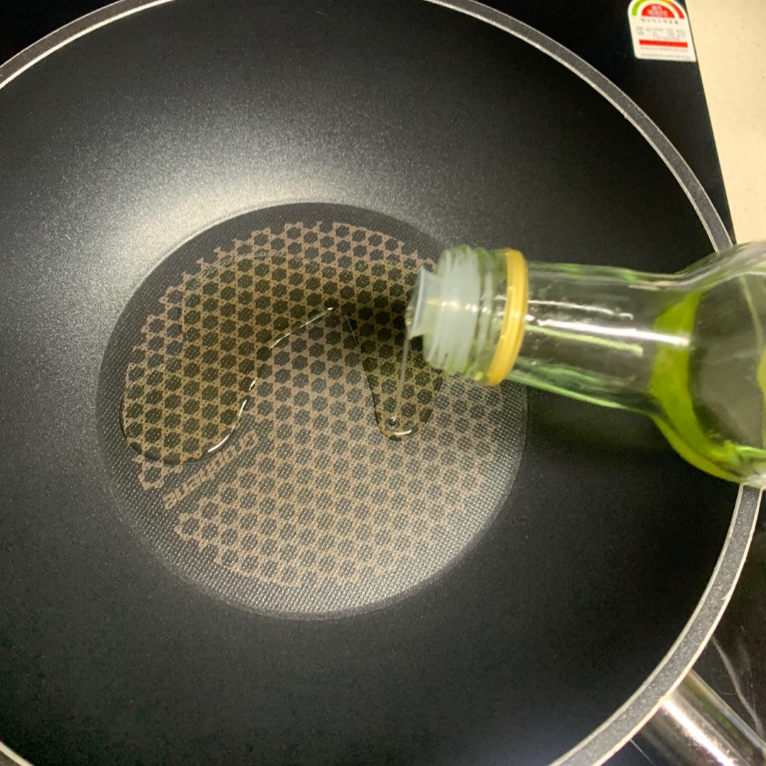 식용유 두르는 사진